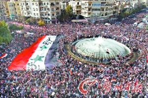 13日，叙利亚总统阿萨德的支持者在大马士革举行抗议活动。