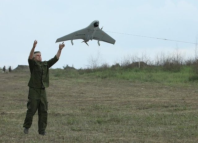 俄军购新型无人侦察机 仅重5千克时速上百公里