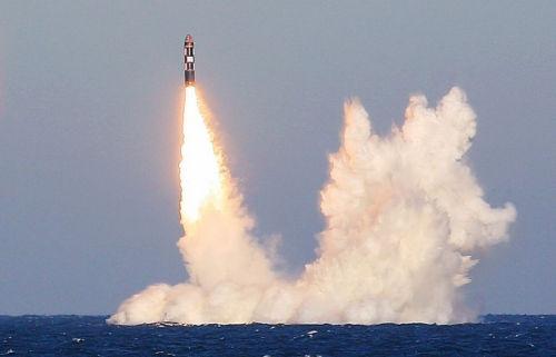 俄军北风之神核潜艇成功试射布拉瓦洲际导弹 