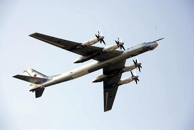俄一图-95飞机冲出跑道致5人伤 该机型暂停飞