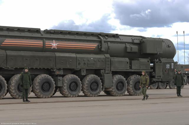 俄正研全球最大洲际导弹 能带15枚分导核弹头