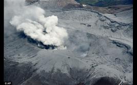 日本阿苏火山爆发 附近游客被撤离
