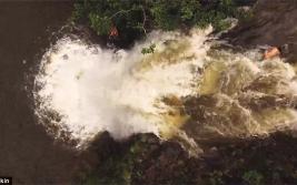 视频记录游客毛伊岛瀑布戏水被山洪冲走瞬间