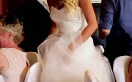 英服务员婚礼现场摔蛋糕恶搞新娘 新娘当场吓傻
