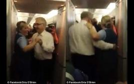 空中舞蹈!爱尔兰航空乘务员飞行中与乘客跳舞