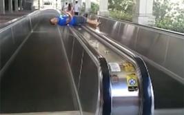 新趴街:美游客利用电梯扶手传送带旋转身体