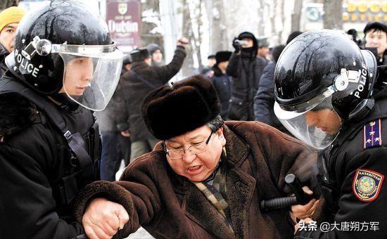 突发！哈萨克斯坦300人群殴，托卡耶夫命令部队提高警戒