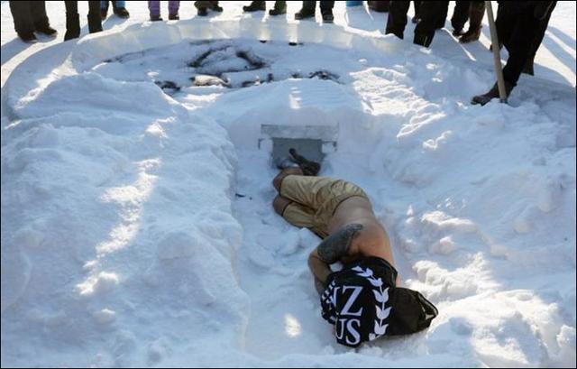 俄罗斯“冰封侠”挑战“雪葬”向妻子示爱：老婆爱你哟