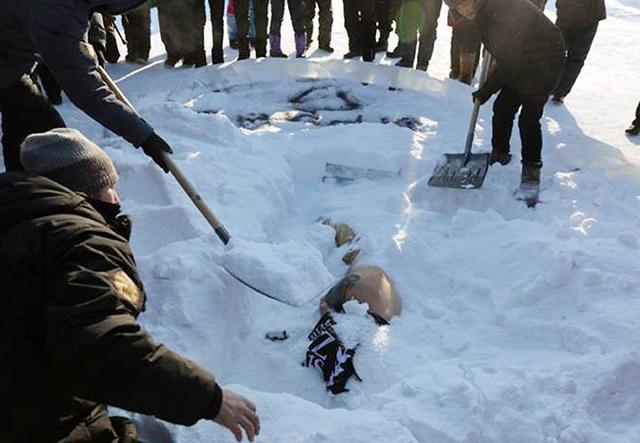 俄罗斯“冰封侠”挑战“雪葬”向妻子示爱：老婆爱你哟