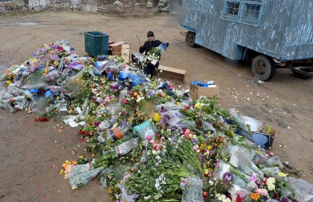 俄罗斯疫情形势恶化，花店停业，鲜花被店员刀斩销毁