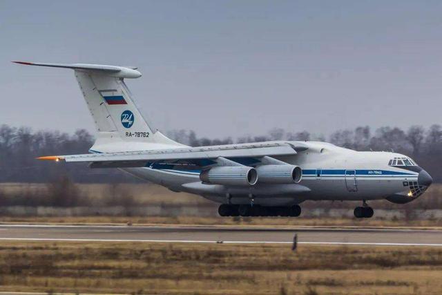 无视美军封锁！俄罗斯军机抵达委内瑞拉，大批救命物资被卸下