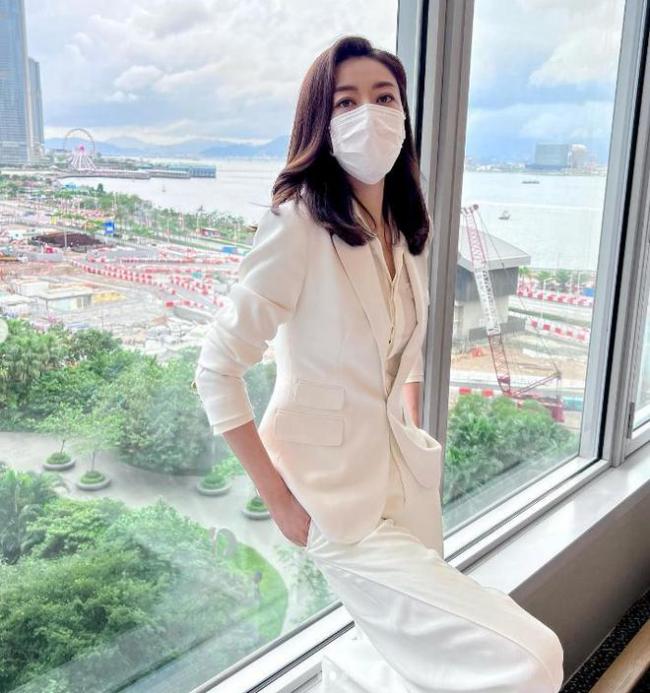 41岁熊黛林在豪宅阳台上拍照 维港风景尽收眼底