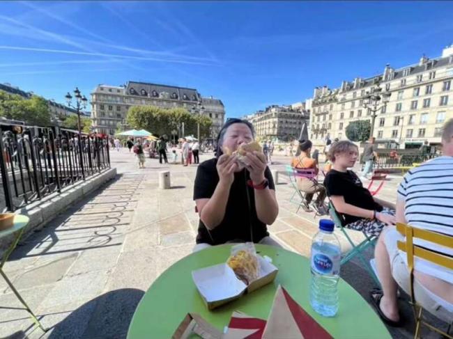 陈凯歌前妻在巴黎生活惬意 住小洋楼 吃喝玩乐