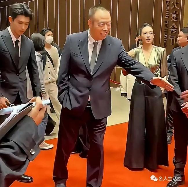 北京电影节红毯一幕：再红红不过单手插兜的人？