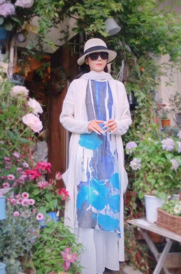62岁杨丽萍时尚街拍，一袭长裙仙气十足