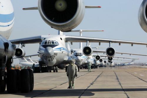俄军将1200名官兵空运至东部军区演习地带
