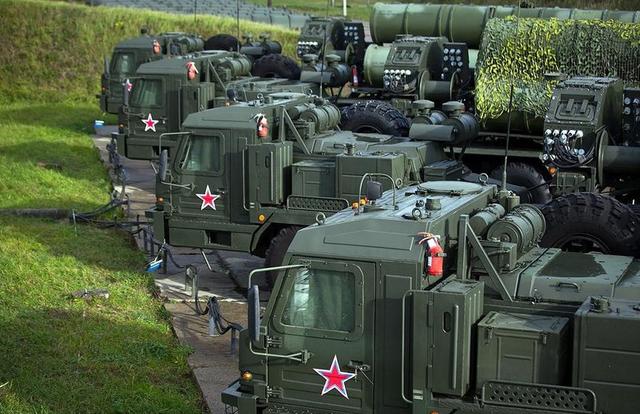 俄政府将2015年军事预算缩减4%