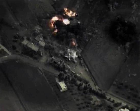 俄军空袭IS据点画面曝光 民众废墟中挖亲人尸体