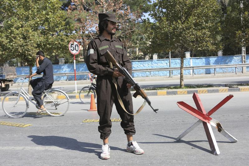 阿富汗安全人员在喀布尔爆炸现场附近警戒。(新华社)