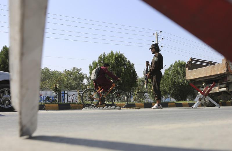 阿富汗安全人员在喀布尔爆炸现场附近警戒。(新华社)