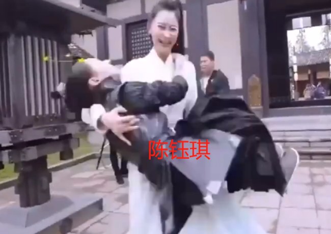 甄子丹拍戏抱不动80斤女生 需两人用担架抬起