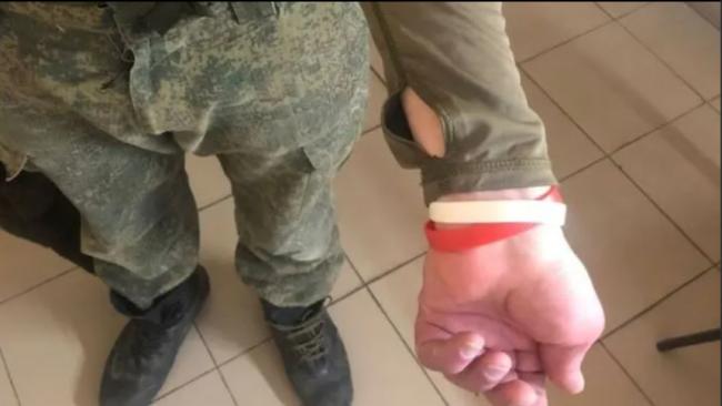 不寒而栗：乌克兰发现俄雇佣兵戴着神秘腕带