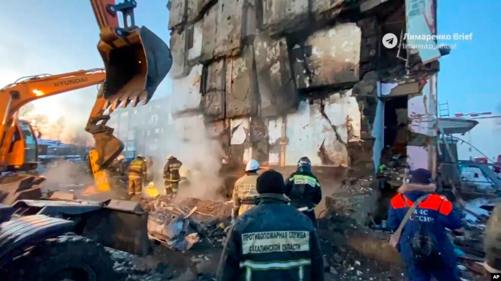救援人员正在俄罗斯库页岛因爆炸而倒塌的公寓楼外面实施救援（2022年11月19日）