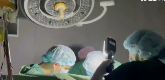 乌克兰大规模停电 医生摸黑手术 民众到定点用电