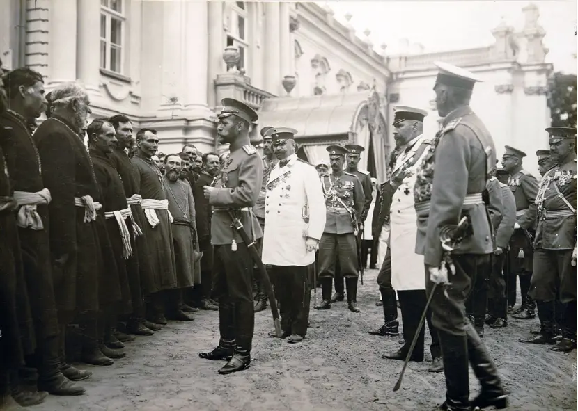 ▎1911年8月底，斯托雷平在基辅迎接沙皇。一周后，斯氏被刺杀。